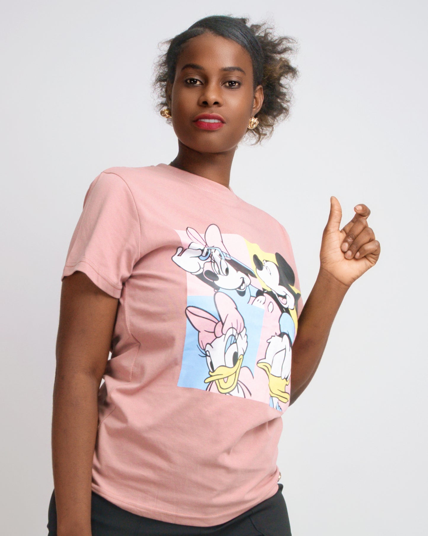 T-SHIRT FEMENINA COM MODELO MICKEY E SEUS AMIGOS   (KK35055)