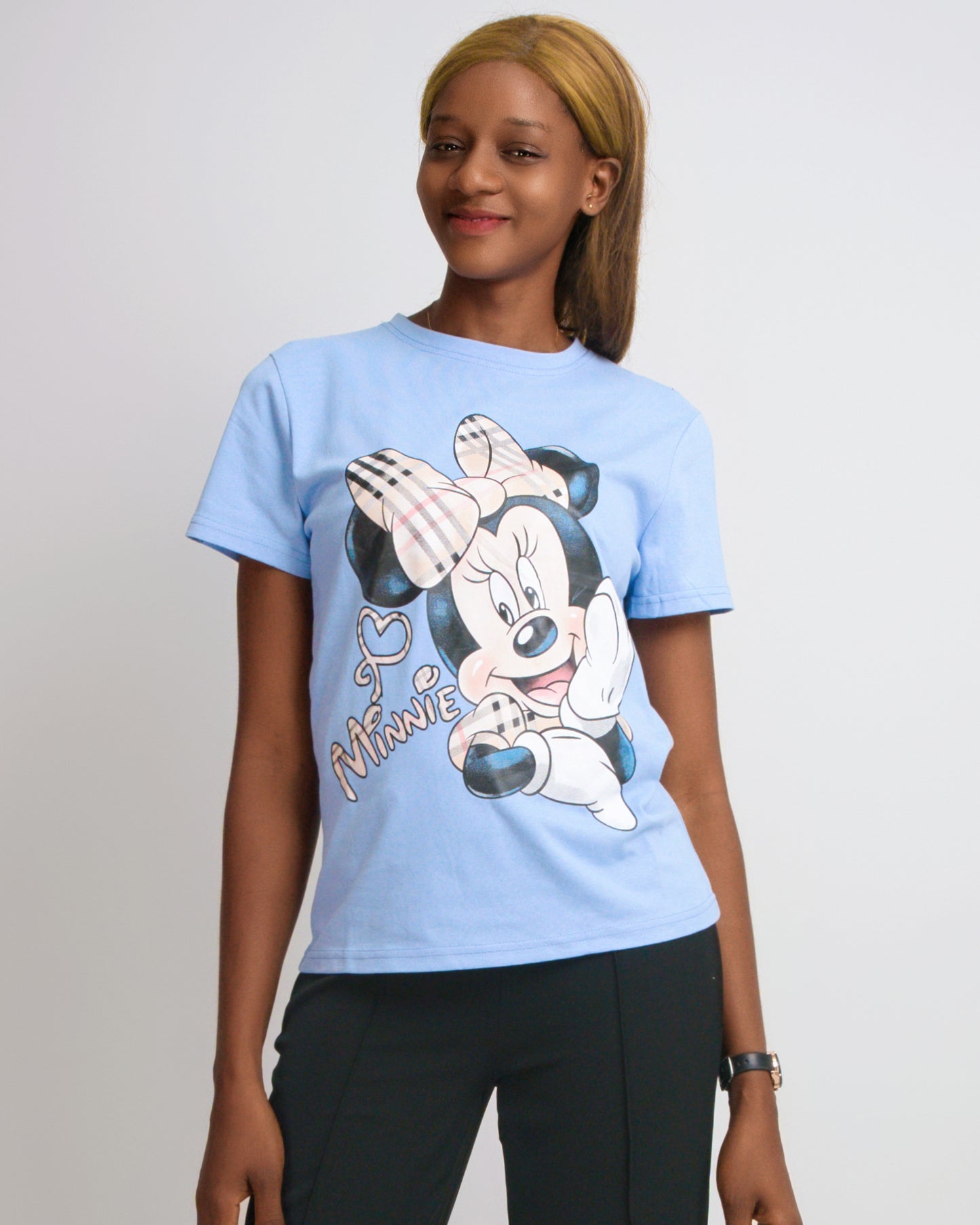T-SHIRT FEMENINA COM MODELO MINIE  (KK35059)