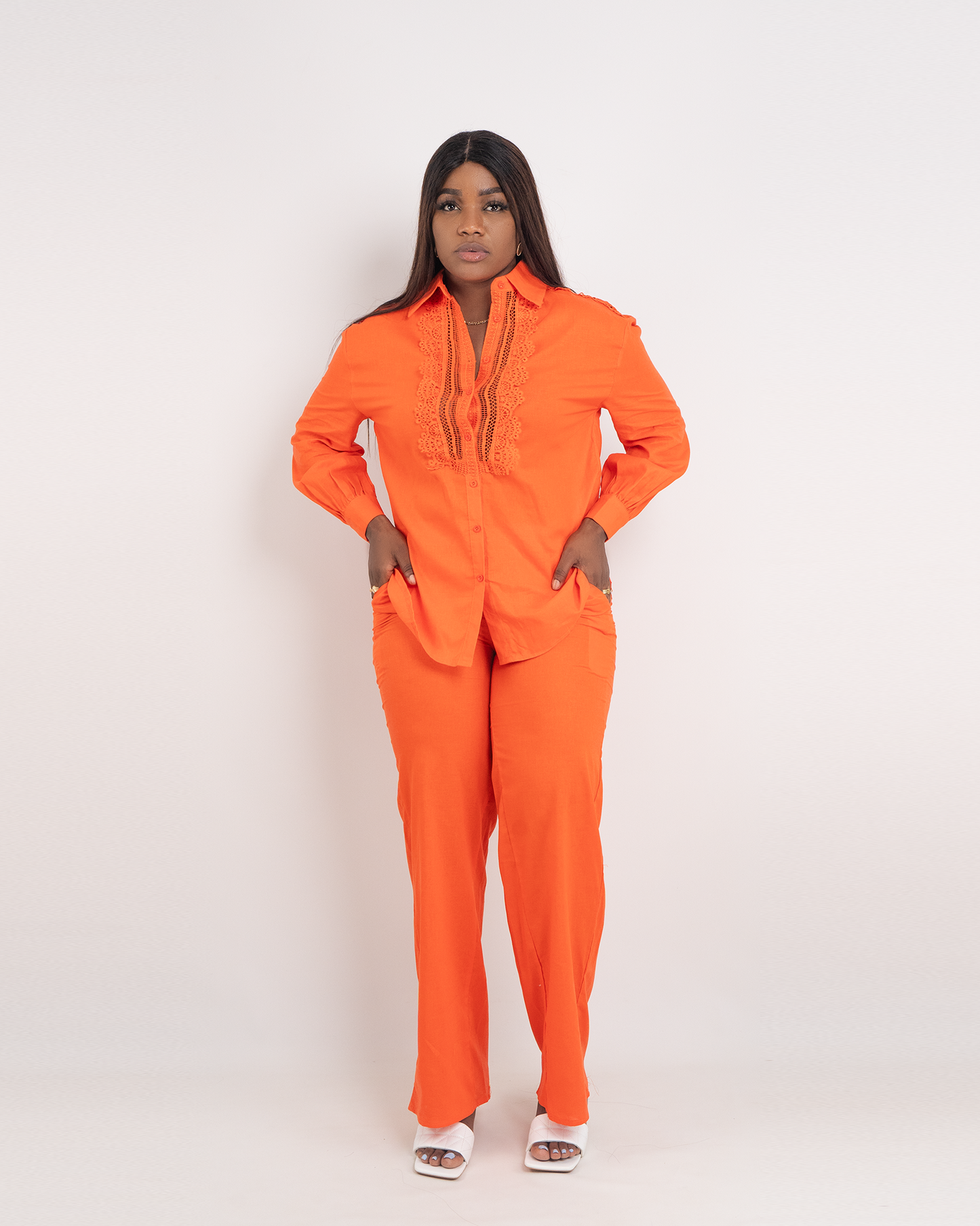 Fato de Pantalona Com Camisa Bordado Inglês Tecido Linho (TZ-2947)